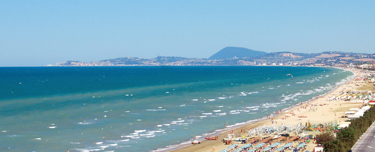 Una vista panoramica sulla spiaggia di Senigallia